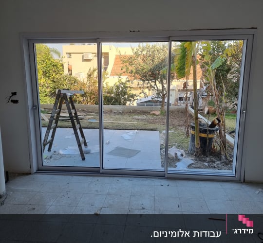חלון אלומיניום גדול עם מסגרת לבנה